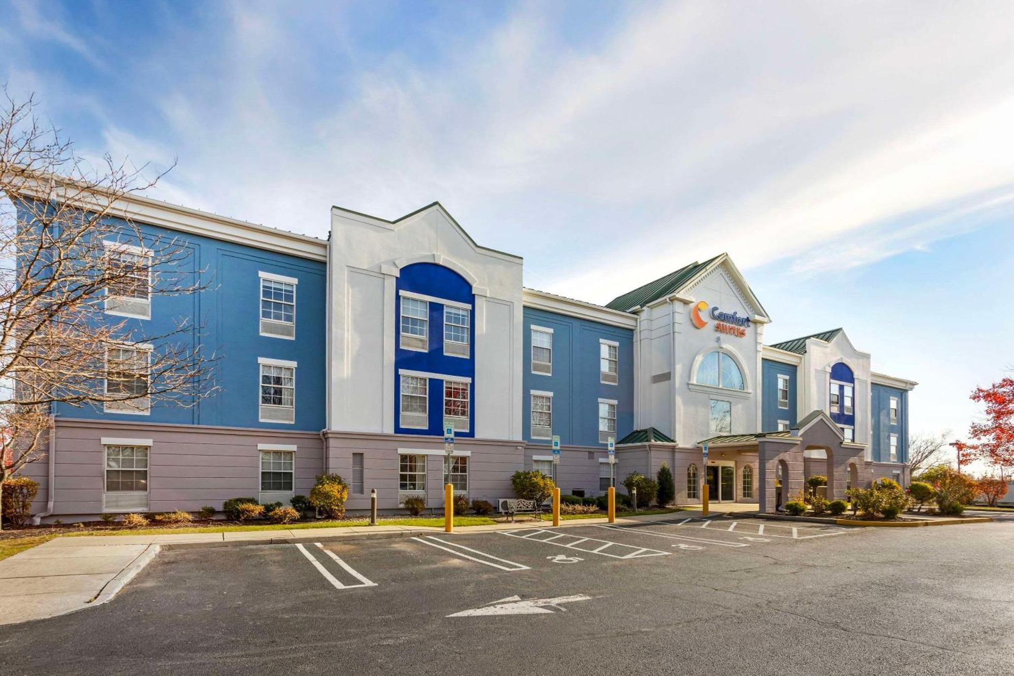 Comfort Suites East Brunswick - South River Exterior photo